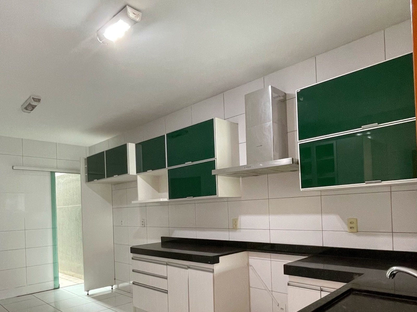 Outro ângulo da cozinha, com a coifa instalada