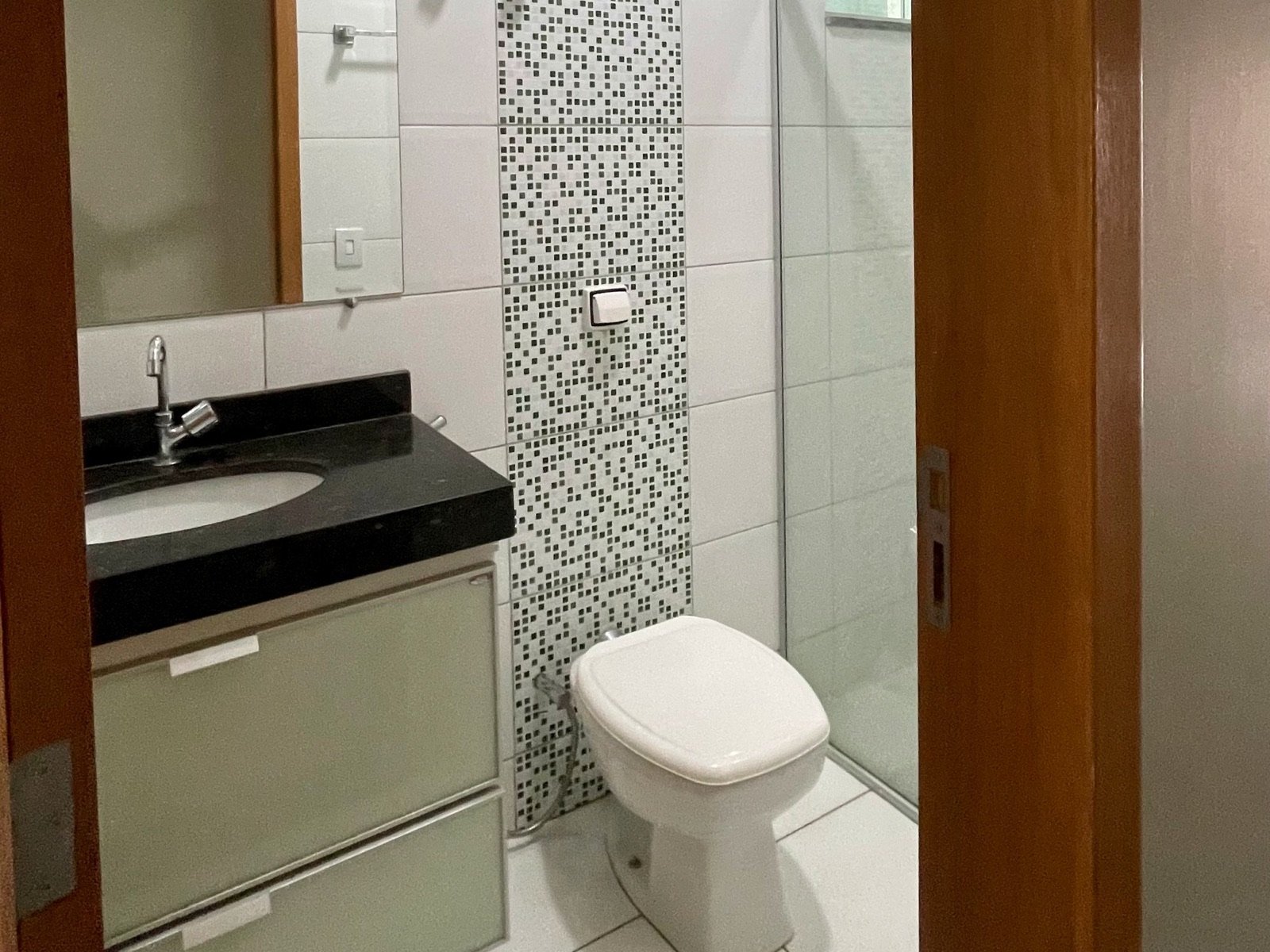 Banheiro social revestido do piso ao teto